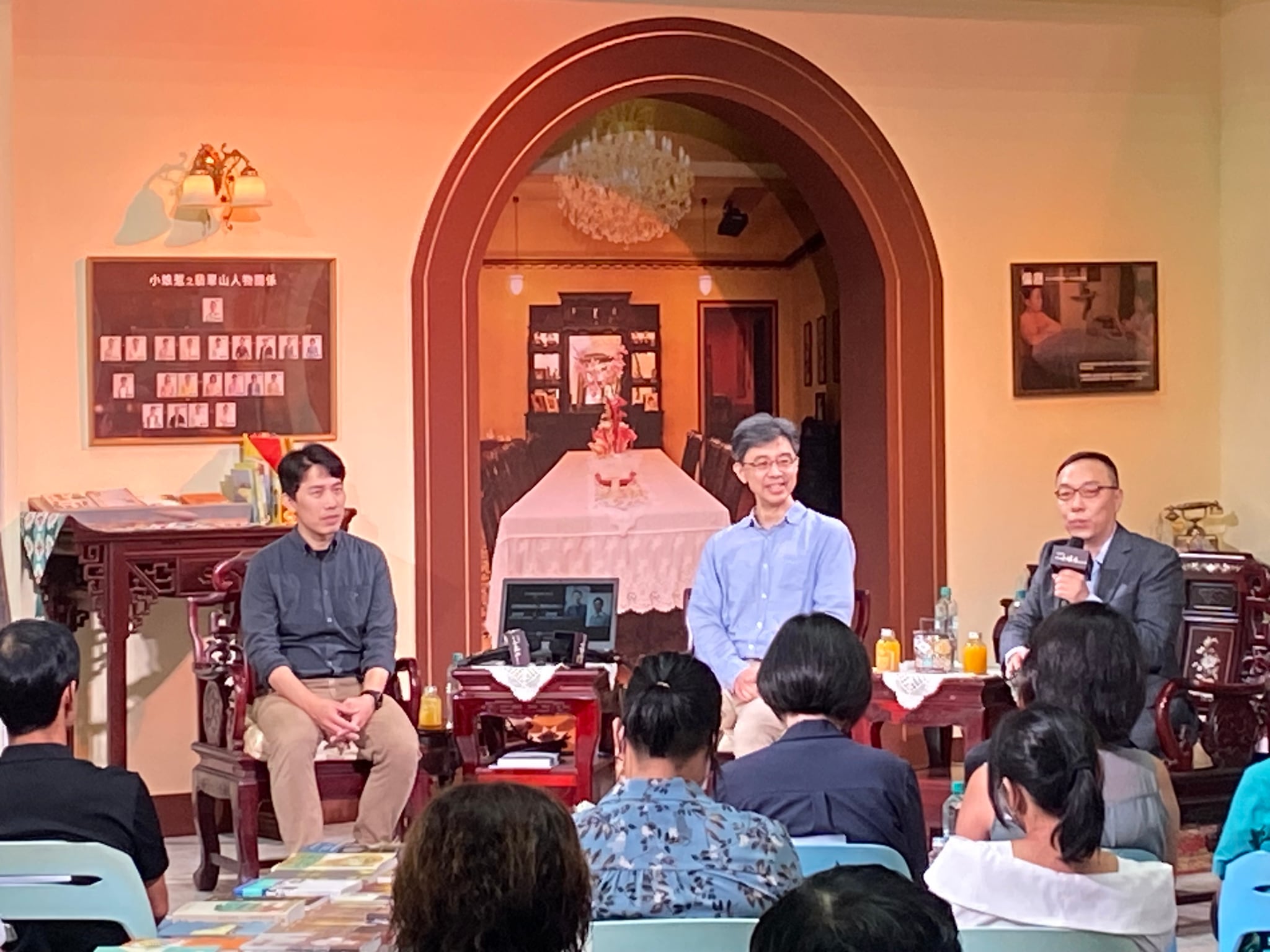 《我們與小娘惹的距離：台灣與馬來世界》系列講座第三場邀請到政大歷史學系副教授藍適齊(中)及新媒體「故事StoryStudio」創辦人涂豐恩(左)進行對談，由華視總經理特助張正(右)擔任主持人。(陳念宜 攝)