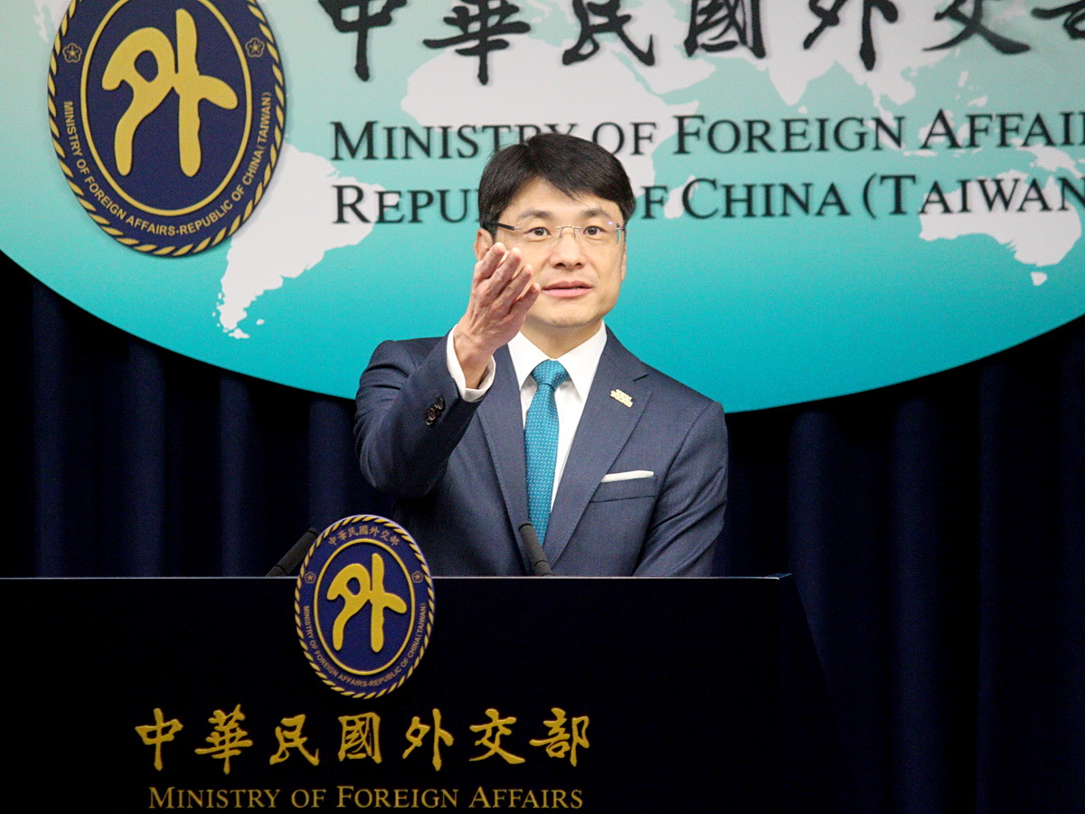 外交部發言人蕭光偉12日表示，暗網上的資料真偽難辨，但初步查對後發現那些資料多屬「例行業務」 (央廣記者王照坤 攝)