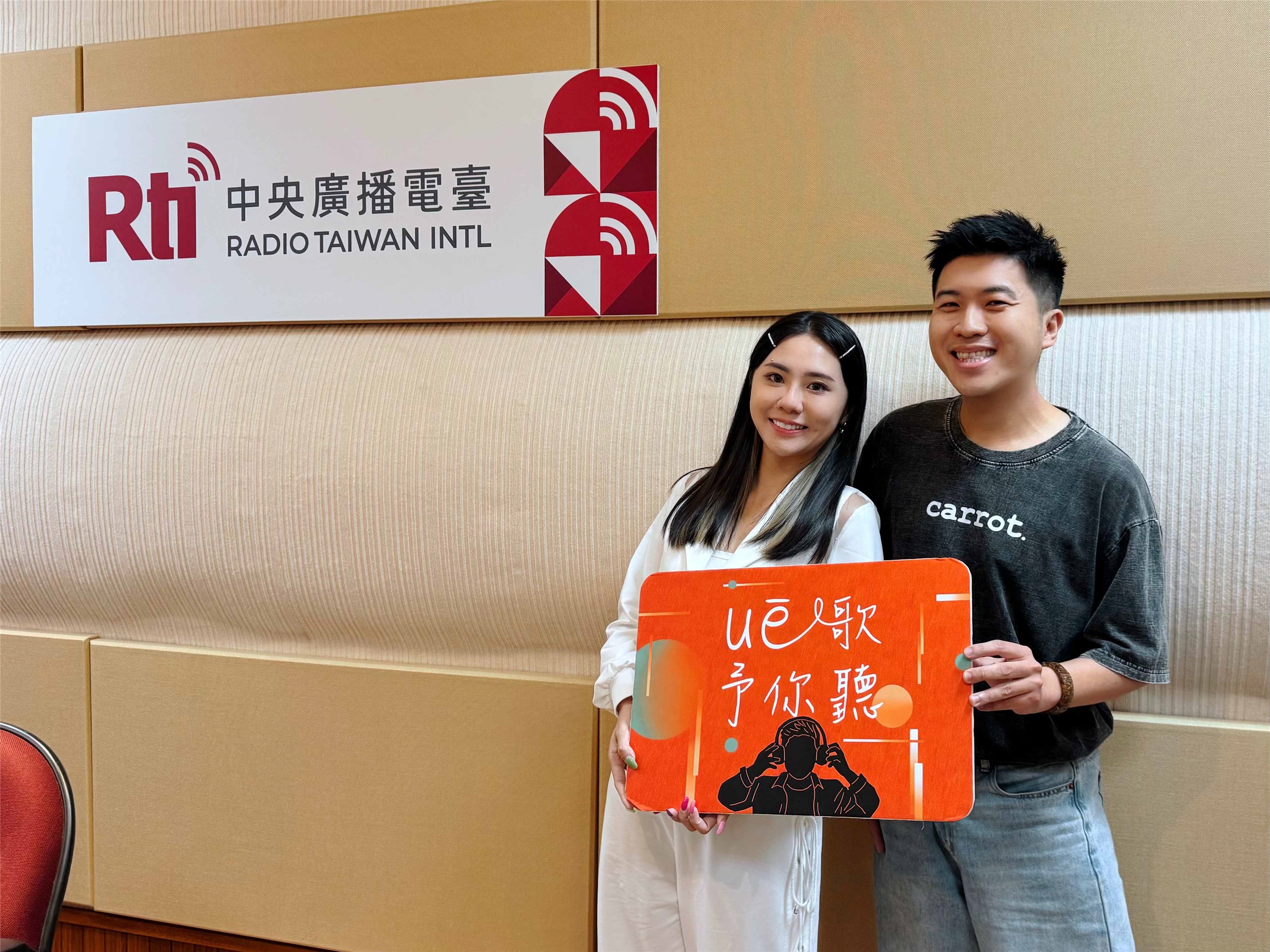 主持人內克與來賓吳雨璇（左）