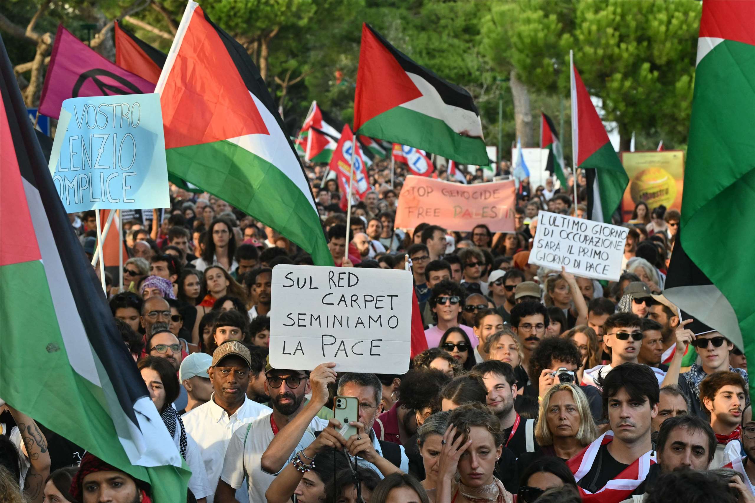 威尼斯影展(Venice Film Festival)30日場外有數以千計民眾走上街頭，聲援加薩和巴勒斯坦人。(AFP)