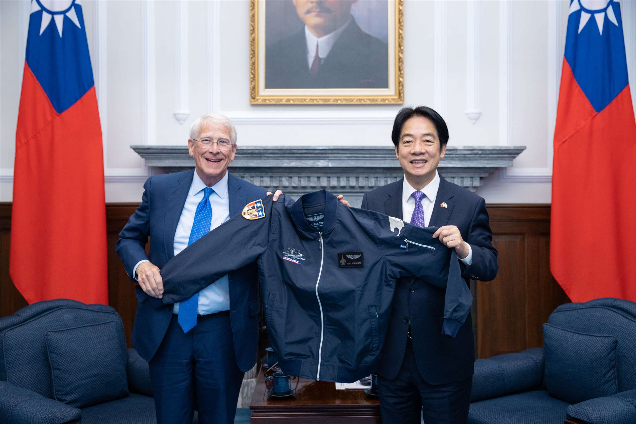 美國聯邦參院軍委會主席韋克爾訪台，賴清德總統贈F-16戰機飛行夾克。(圖：總統府)