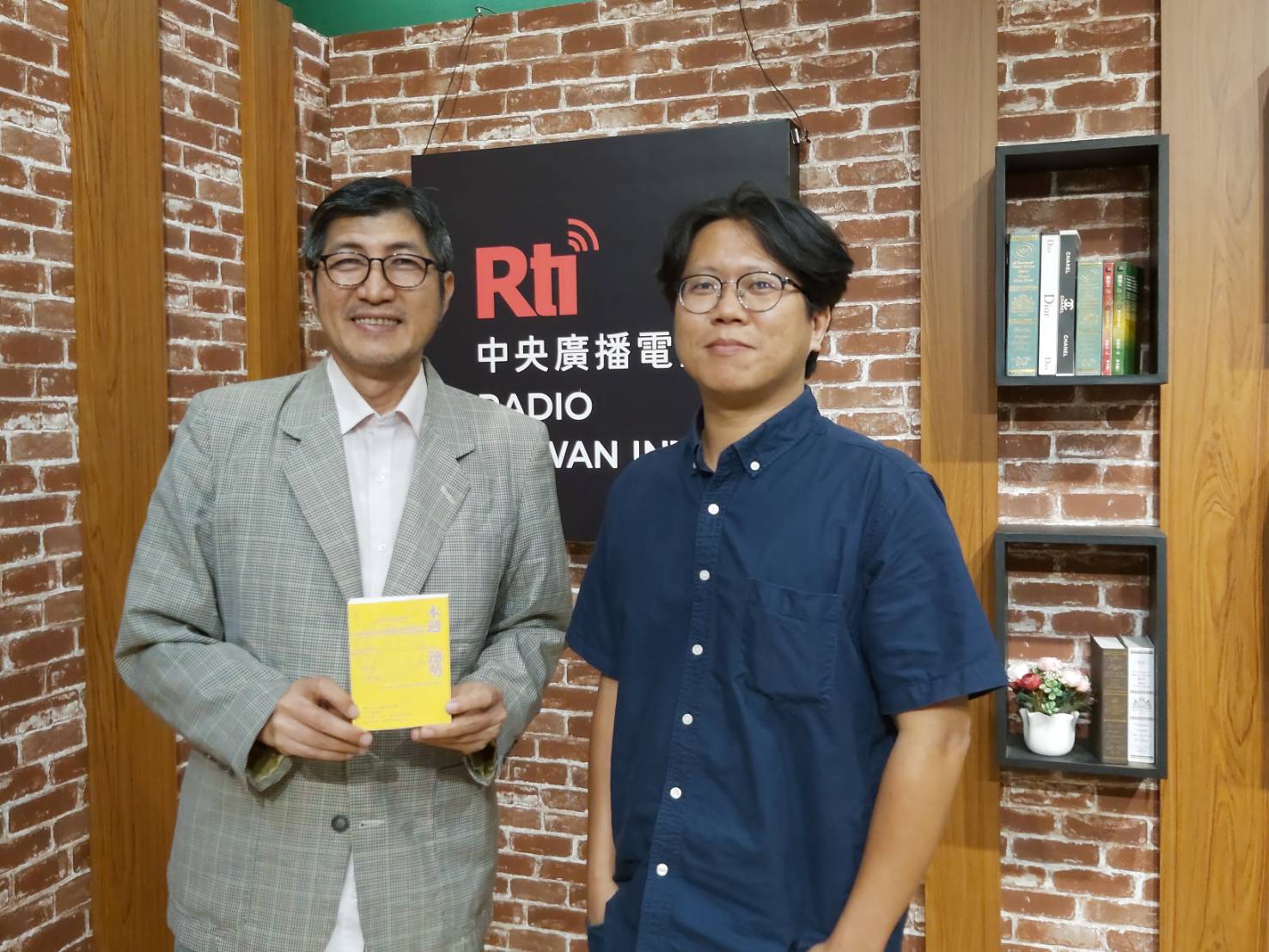 以星座命理入詩?專訪詩人陳昌遠談《本週運勢》的誕生