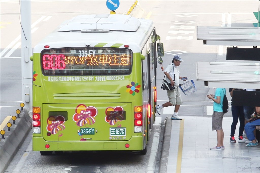 台灣坐公車 香港搭巴士