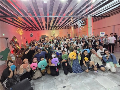 文化部 We TAIWAN 16日晚間在大阪舉辦「a-We 主題之夜」，現場擠滿死忠粉絲，氣氛火熱。(江昭倫 攝)