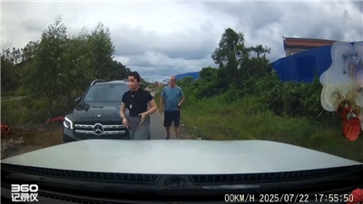 李姓男子在廣西防城港市與一輛賓士會車時，賓士女駕駛出示帶有「行政執法」字樣證件逼迫其讓路。(微博)