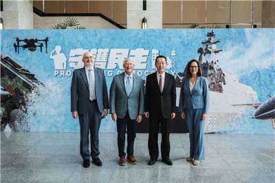 國防部長顧立雄(右2)30日與美國聯邦參議院軍事委員會主席韋克爾(Roger Wicker，左2)一行人會晤。(翻攝臉書「國防部發言人」)