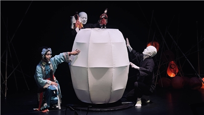 志怪偶戲《牡丹燈籠》，融合掌中戲與梨園戲，人偶同台，重新詮釋經典怪談（©不貳偶劇／台中國家歌劇院提供）