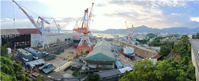 站在「看見歷史的山丘」上，可以俯瞰吳港的船塢，心神領會舊日本海軍時期此處的繁榮風采。（于倉和提供）