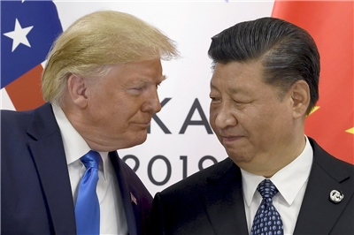 美國總統川普(左)對媒體透露，中國國家主席習近平(右)曾說不會在他任內入侵台灣。(資料照)
