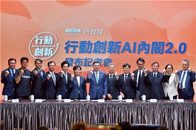 行政院長卓榮泰28日院會後記者會，率領多位準內閣成員亮相，說明「行動創新AI內閣2.0」正式啟動。(圖：行政院提供)