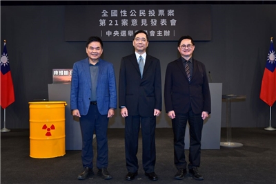 針對核三延役全國性公投15日舉辦最終場電視意見發表會，正方代表和碩董事長童子賢(右)及反方代表民進黨立委莊瑞雄(左)。(圖：中選會提供)