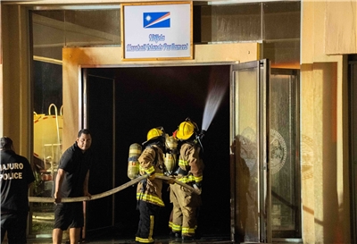 馬紹爾國會大樓半夜起火燒毀。 (圖:FB/chewy_lin)