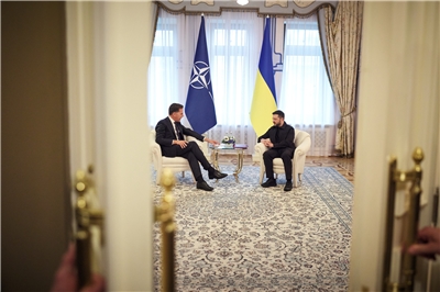 北大西洋公約組織(NATO)秘書長呂特(Mark Rutte)(左)22日訪問基輔，與烏克蘭總統澤倫斯基(Volodymyr Zelenskyy)(右)會談。(圖：澤倫斯基臉書)