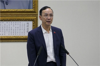 美國對台灣啟動20%暫時對等關稅已於7日上路，我政府持續爭取更合理稅率且不疊加。國民黨主席朱立倫今天(3日)表示，民眾關心的是台灣關稅稅率到底是多少、有無疊加、將會付出的代價，但政府沒有告訴大家，這才是真正的黑箱。(趙婉淳 攝)