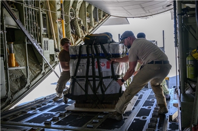 加拿大4日向加薩空投人道援助物資。 (圖:X@CanadianForces)