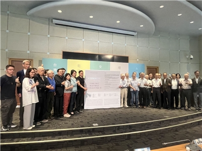 國內多位跨領域學者專家17日齊聚一堂，支持在「核安無虞、核廢有解」的前提下，延長核三廠運轉年限，作為能源轉型過渡期的關鍵穩定力量，並公布238位跨領域專家學者共同連署名單，呼籲各界在8月23日投下支持核三重啟一票。(圖/陳林幸虹 攝)