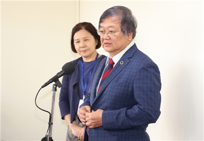 外界盛傳美豬、美牛產地標示恐成台美關稅談判籌碼，衛福部長邱泰源（右）6日在立法院受訪表示，這牽涉關稅談判內部細節，無法代表關稅小組說明，若有具體成果，將由關稅小組對外報告。