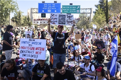 大批示威者走上以色列各地街頭，呼籲結束加薩戰爭並達成人質釋放協議。資料照。(AFP)