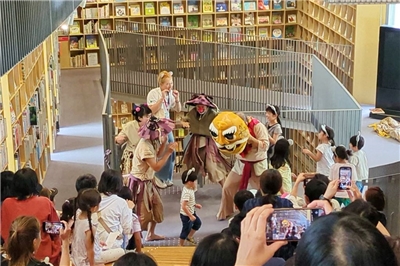 「野孩子肢體劇場」在大阪童書之森，以跨越語言隔閡的默劇演繹台灣繪本《虎姑婆》，演出首日吸引許多親子觀眾，小朋友們甚至參與互動，現場氣氛溫馨歡樂。 (文化部提供)