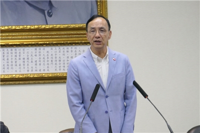 第二波立委罷免案及「重啟核三」公投倒數計時，國民黨主席朱立倫今天(20日)在中常會發表談話時表示，國民黨在首波立委罷免案，全數守住24席藍委，最近黨內出現鬆懈的狀況，覺得剩下7席藍委選情很穩，但此說法非常危險。(趙婉淳 攝)