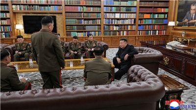 北韓領導人金正恩(Kim Jong Un)20日在和指揮官會談時，大力讚揚協助俄羅斯對烏克蘭作戰的北韓軍隊。(路透社/達志影像)