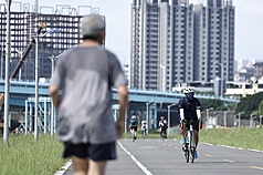 吳德榮：13日前大致晴朗炎熱，下周需觀察熱帶擾動。