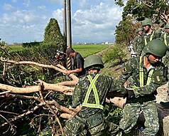 圖為國軍第四作戰區派遣兵力協助台南災後復原。（四戰區提供）