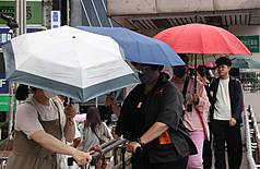 中南部持續強降雨 北部午後有雷雨。