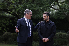 在川蒲會前夕，烏克蘭總統澤倫斯基今天(14日)將在倫敦會晤英國首相施凱爾。圖為澤倫斯基2025年6月23日在倫敦與施凱爾會晤。（英國首相府提供）