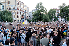 圖為不滿反貪法案修法的烏克蘭民眾7月25日聚集在首都基輔總統辦公室附近抗議。