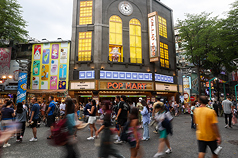 台灣人口總數截至7月為止為2,333萬。圖為台北市西門町逛街人潮。(資料照片)
