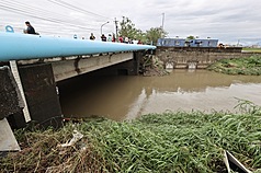 圖為行政院長卓榮泰前往台南勘災，視察後壁區菁長橋(圖)排水整治情形。資料照。
