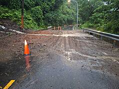 台27線23.5公里處30日因土石流影響交通，公路局南區養護工程分局甲仙工務段考量雨勢不斷，恐造成泥流持續，已暫時預警性封閉路段並派員清除。（高雄市警察局六龜分局提供）
