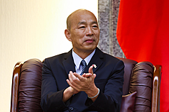 PD
韓國瑜：政壇變化不亞於地震颱風　不忘選民託付
立法院長韓國瑜（圖）31日接見日本國民民主黨青年
局長淺野哲眾議員一行時表示，日本參議院剛改選、
台灣上週大罷免結束，政壇上激烈的變化，完全不亞
於地震和颱風，相信雙方身為國會議員，都不敢忘記
選民的託付。
中央社記者王騰毅攝  114年7月31日
