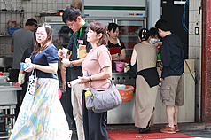 行政院主計總處15日公布最新國民所得統計及國內經濟情勢展望。圖為台北民眾午餐時間外出購買餐食資料照。