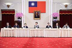 美國總統川普更新對台稅率為20%。總統賴清德(中)於1日上午召開「因應美國對等關稅政策記會」，副總統蕭美琴(左3)、行政院長卓榮泰(右3)、總統府祕書長潘孟安(左2)、國安會祕書長吳釗燮(右2)、行政院祕書長龔明鑫(左)、行政院政務委員楊珍妮(右)對外說明。
