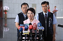 美國總統川普簽署行政命令，根據白宮公布的修正後對等關稅，台灣稅率為20%。台中市長盧秀燕（中）1日接受媒體聯訪時表示，她建議總統賴清德應專心處理國家的重大危機。
（台中市府提供）
