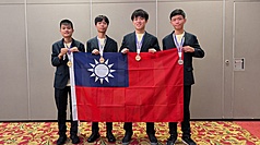 台灣學子參與在泰國曼谷舉辦的第21屆「國際地理奧林匹亞」，共拿下1金、1銀、2銅，總積分排名世界第6。左起為參賽學生沈治宇、高睿謙、郭哲聿、陳允陞。（台師大地理系提供）