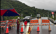 自7月28日啟動較劇烈豪雨作業至今，高雄桃源區累積雨量已達2205毫米。圖為受高雄市山區持續降雨，台20線南橫公路多處受災。（交通部公路局南區養護工程分局提供）

