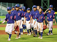 U12世界盃棒球賽台灣隊1日複賽迎戰美國隊，一度4分領先，5局下被扳平比數，美國隊6局下靠奇科德羅夫(Christopher Chikodroff)再見安打搶勝，台灣隊以5比6吞敗。 (圖：中央社)