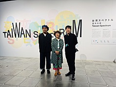 文化部主辦「We TAIWAN台灣文化in大阪．關西世博」2日在日本大阪起跑，文化部政務次長王時思
（中）表示，這次活動透過多樣媒介與面向，立體呈現「什麼是台灣」，期盼讓日本乃至國際觀眾能以現代視角認識台灣的文化底蘊與多元風貌。圖為王時思與總策展人林昆穎（右）、主視覺負責人方序中
（左）合影。
