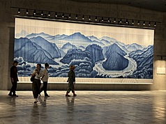 「We TAIWAN台灣文化in大阪．關西世博」2日將盛大登場。國家工藝成就獎得主陳景林以寬920公分、
高294公分的藍染巨幅畫作，呈現台灣最長河流「濁水溪」的壯麗景觀與文化象徵。
