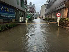 西南氣流影響，台南市2日凌晨4時起明顯降雨，逾1/3行政區時雨量逾40毫米，部份街道淹水封鎖，禁止車輛通行。（台南市警局提供）
