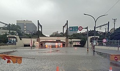 西南氣流影響，台南市2日凌晨4時起明顯降雨，逾1/3行政區時雨量逾40毫米，市區小東、四維、東寧地下道緊急封閉。（台南市警局提供）