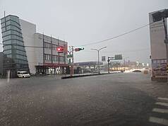 西南氣流影響，台南2日明顯降雨，永康區時雨量逾100毫米，部份區域排水不及，路面一片汪洋。（台南市消防局提供）

