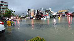 西南氣流影響，台南2日明顯降雨，永康區時雨量逾100毫米，部份區域排水不及，淹水嚴重。（台南市議員黃肇輝提供）
