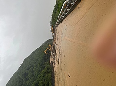 受各地豪雨影響，交通部公路局統計至3日中午為止，共有9處省道預警性封閉路段，4處省道有道路災阻圖為南迴公路大鳥段，7月21日遭土石流淹沒路面。（公路局提供）
