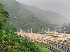 台東雨勢仍未歇，南迴地區7月雨量達到1851.5毫米，打破大武氣象站設站86年以來的7月累積雨量最高紀錄。圖為大武火車站7月21日土石流淹沒鐵軌。（民眾提供）

