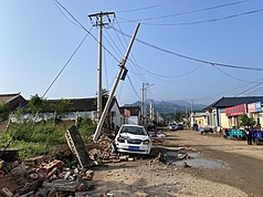 中國華東、華北、東北等地遭遇強降雨，造成重大災害。北京市密雲區太師屯鎮四處都是被洪水沖走受損的轎車。
