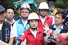 美國公布對台關稅20%，台中市長盧秀燕（前中）2日前往北屯區勘災時接受媒體聯訪表示，因為國際談判非常不容易，大家要給政府做後盾，不要自亂陣腳。（台中市政府提供）
